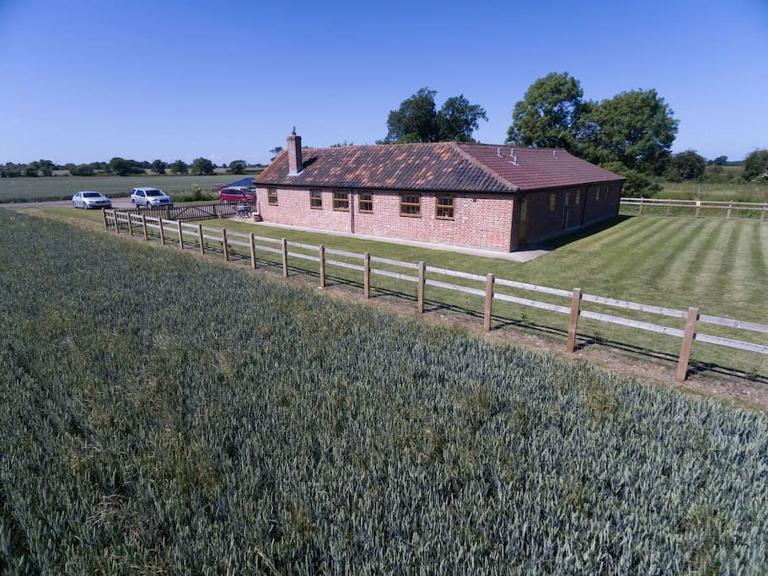 Wood Farm Stables - Sleeps 6-8 - B&B Beccles