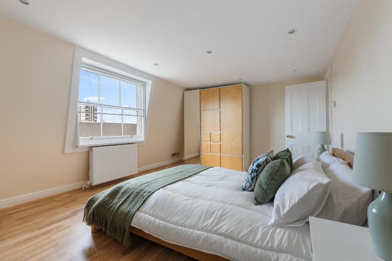Parea Living - Spacious 4 Story House, Families, Big Groups - Chambres d'hôtes Londres
