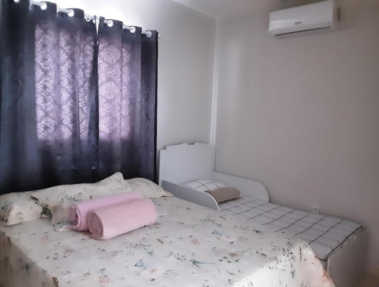 Casa espaçosa churrasqueira Wi-Fi há 2km do centro - Chambres d'hôtes Bananeiras