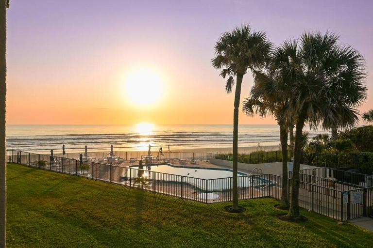 Beachfront Stunning View at NSB close to Flagler - B&B New Smyrna Beach