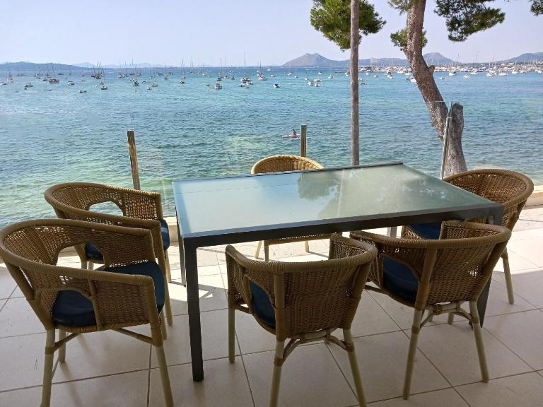 Catalina 3B es un moderno apartamento frente al mar en el Pinewalk - B&B Port de Pollença