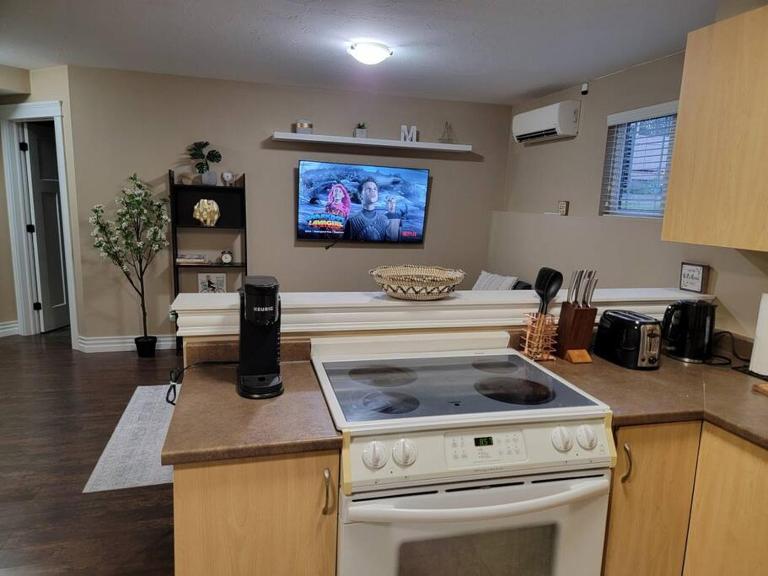 Cozy basement in the city - B&B Moncton