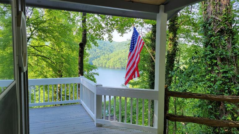 Mountain Lake Retreat I Getaway with Stunning Views - Ferienwohnung Topton