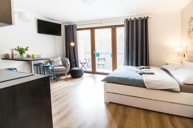 Stylish Studio with Balcony, 12 Min to City Centre, Free Netflix & WiFi - B&B Praga