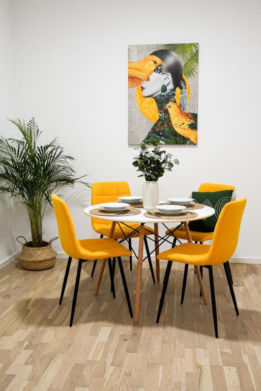 Gabi - Chic & Spacious 2 BD Apt near Veranda Mall & Obor Market - Chambres d'hôtes Bucarest