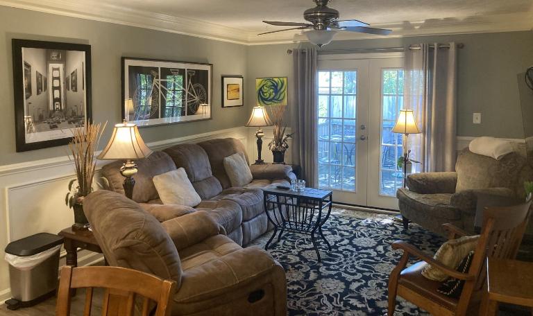 Classic City 3 bedroom 2 bath condo with deck close to UGA, Five Points, and Memorial Park in Athens - B&B Athens