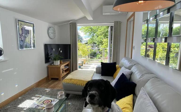 Self contained 2 person dog friendly apartment Free parking - B&B Louth