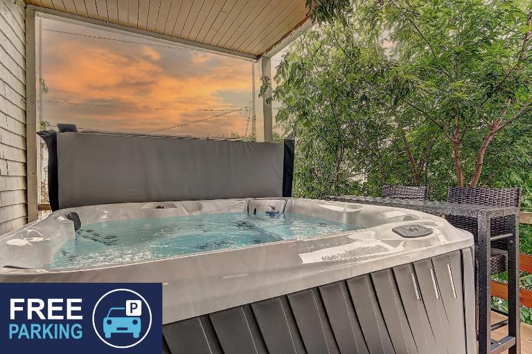 Antique CAT - 2 King Bed & Hot Tub - Free Parking - Bed and Breakfast Québec