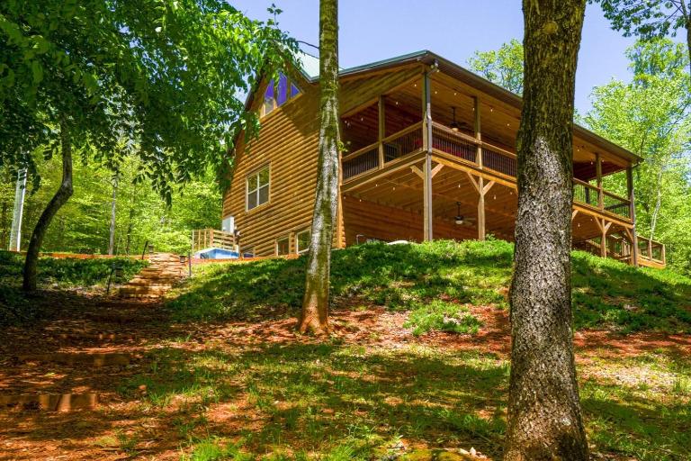 Foothills Family Retreat - 7 Bedrooms, Hot Tub - B&B Cleveland