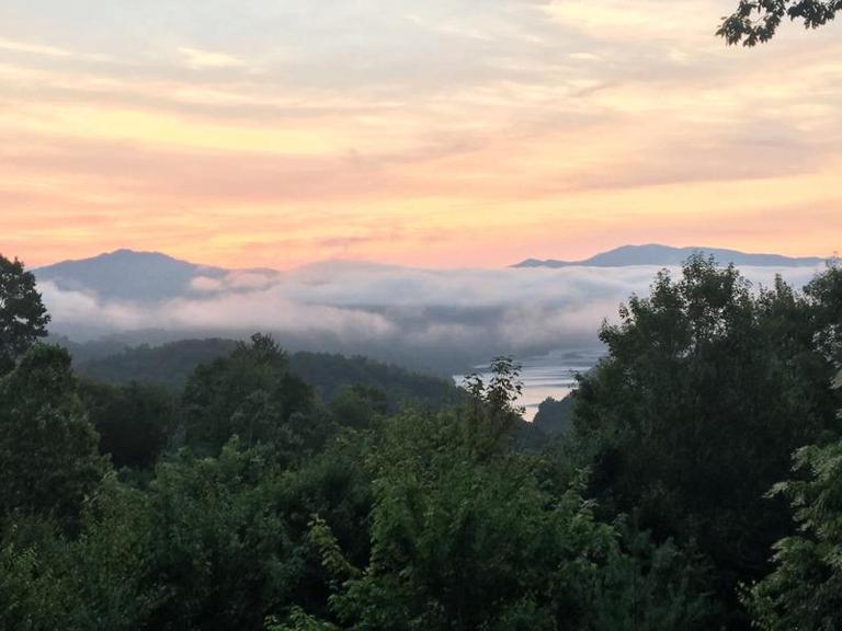 Morning View Over Lake Fontana - B&B Roundhill
