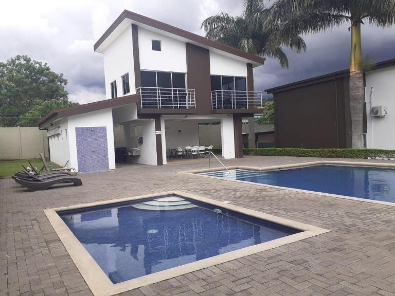Condo Apt 3BR,2BA, 4mi from SJO Airport, Pool,Gated, Gym - B&B Desamparados