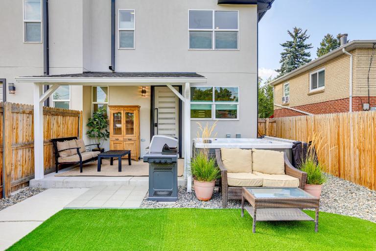 Hot Tub & Mtn-View Rooftop Deck: Golden Home - Ferienwohnung Golden