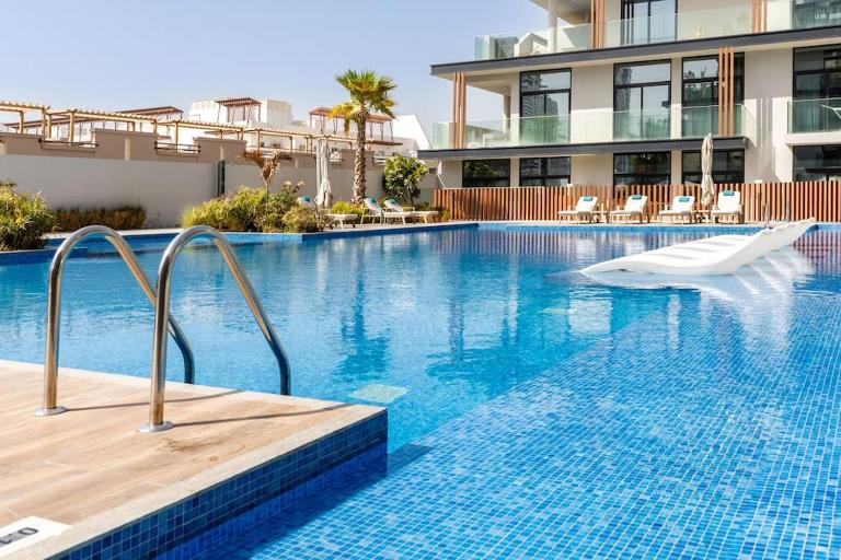 Waves - Comfortable JVC Apt with Balcony and Maids Room - Ferienwohnung Dubai