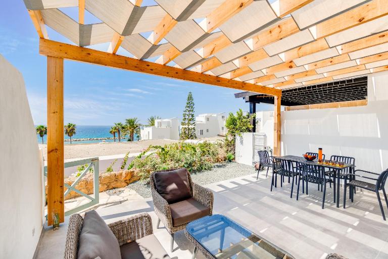 Villa Wave Blue by Ezoria Villas - Bed and Breakfast Chlórakas