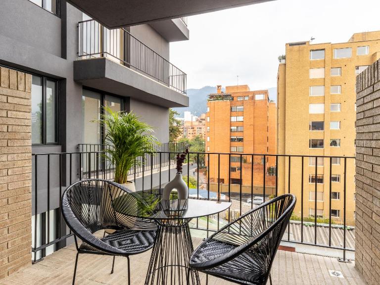 Chic Loft with Balcony in Zona T by Wynwood House - B&B Bogotá