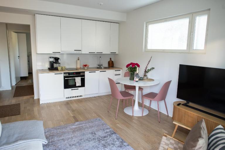 2 Bedroom Rose Charm - by University - Chambres d'hôtes Kokkola