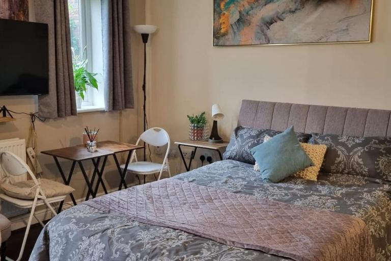 Spacious Studio with Free Parking West Molesey KT8 - Chambres d'hôtes West Molesey