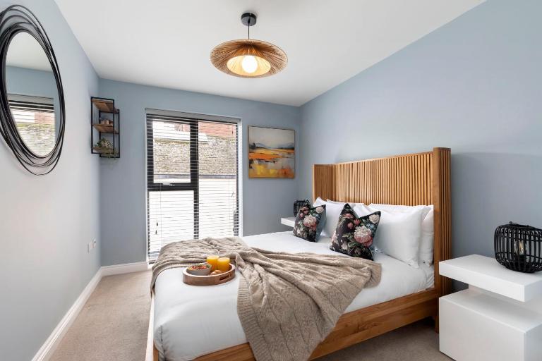 Elliot Oliver - Beautiful Two Bedroom Apartment With Parking in The Docks - Chambres d'hôtes Gloucester