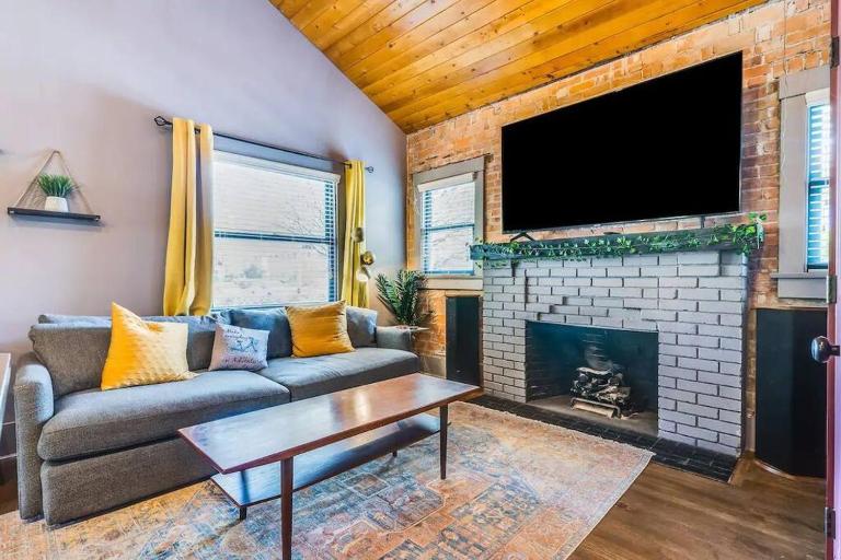 Happy Cactus Walkable 2BR by UofA and Parking - B&B Tucson