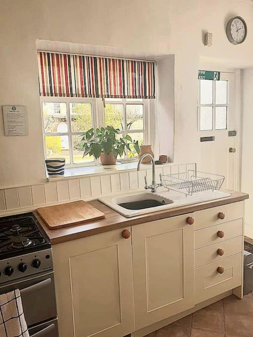 4 Bedroom Cottage in Wickwar, The Old Stables Guest House - Chambres d'hôtes Wickwar