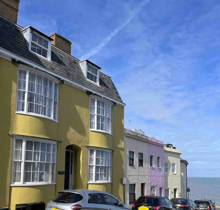 Georgian home on the beach great for families ! - B&B Kent