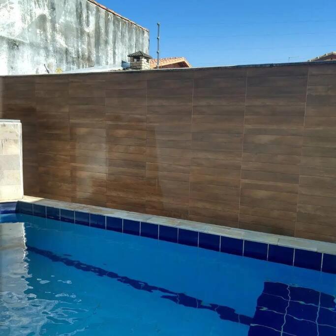 Casa em Itanhaém com 2 quartos garagem p 2 carros, churrasqueira, piscina 200 m da praia - B&B Itanhaém