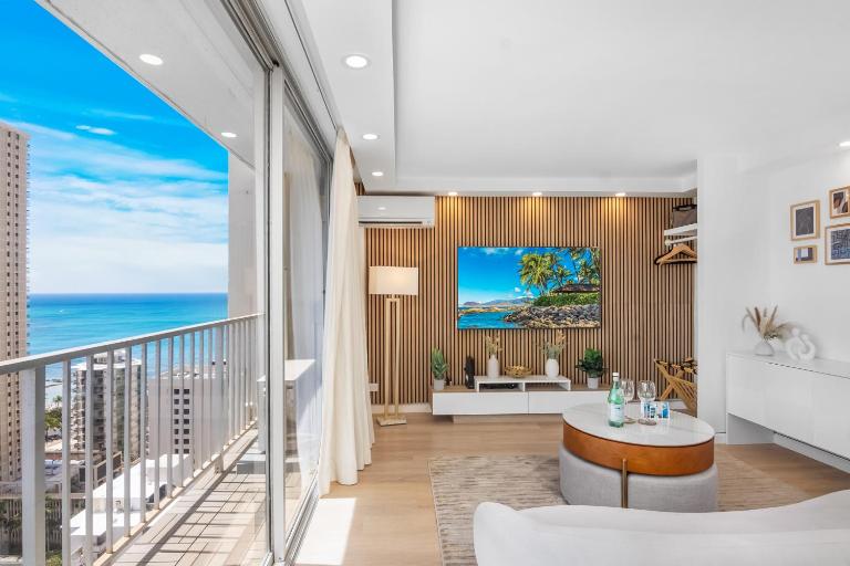 Ocean Retreat: Remodeled Pacific Monarch Haven - Bed and Breakfast Honolulu