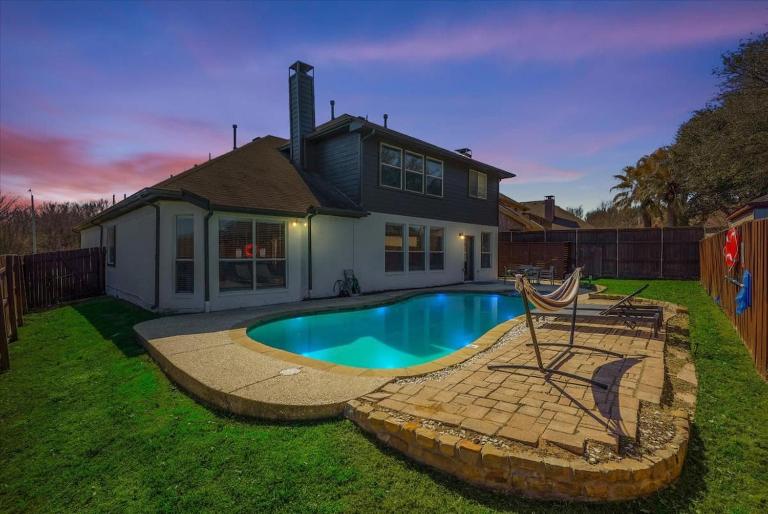 Pearl White Dream Home With Private Pool & Theatre - B&B Arlington