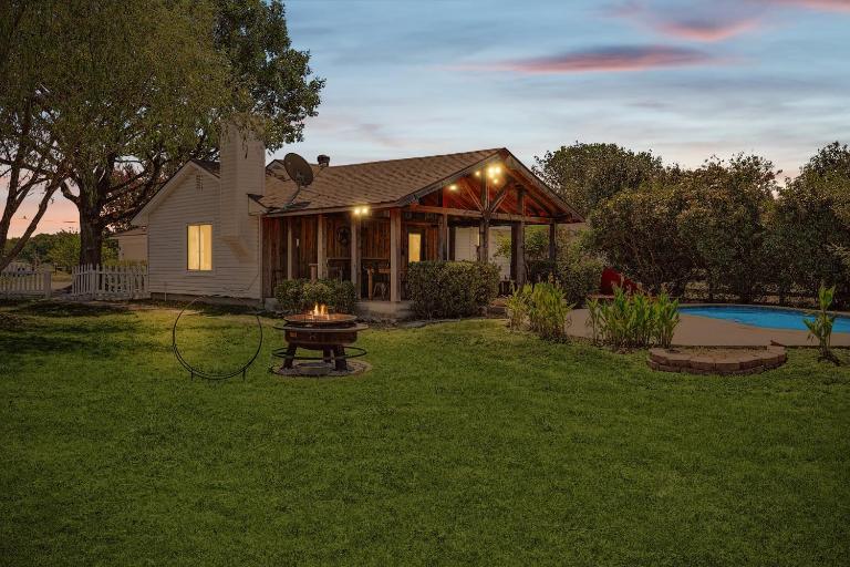 3BD Farmhouse Country Living - Pool Patio Firepit - B&B McKinney