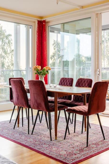 Accessible corner apartment with 3 bedrooms, 2 bathrooms, 2 parkings and 3 balconies - Chambres d'hôtes Oslo