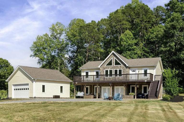 5 bedroom, Lakeside Family Getaway with Playground - B&B Louisa