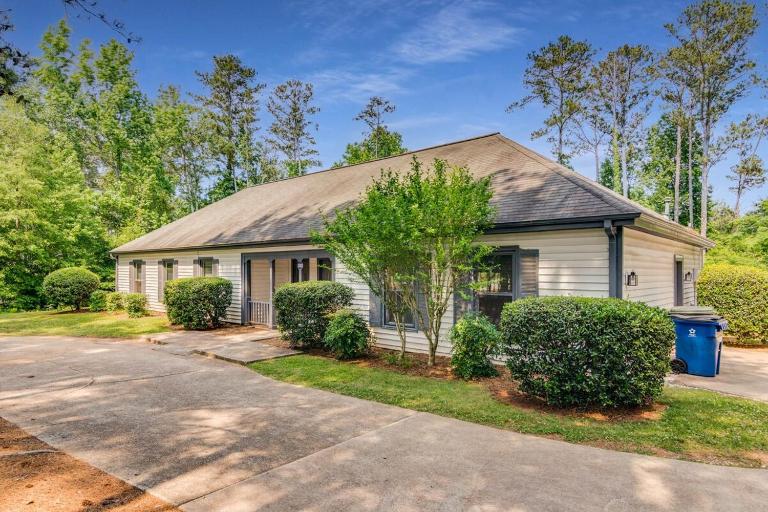 Luxury Poolside 4BR Sanctuary, Sleeps 8 - B&B Conyers