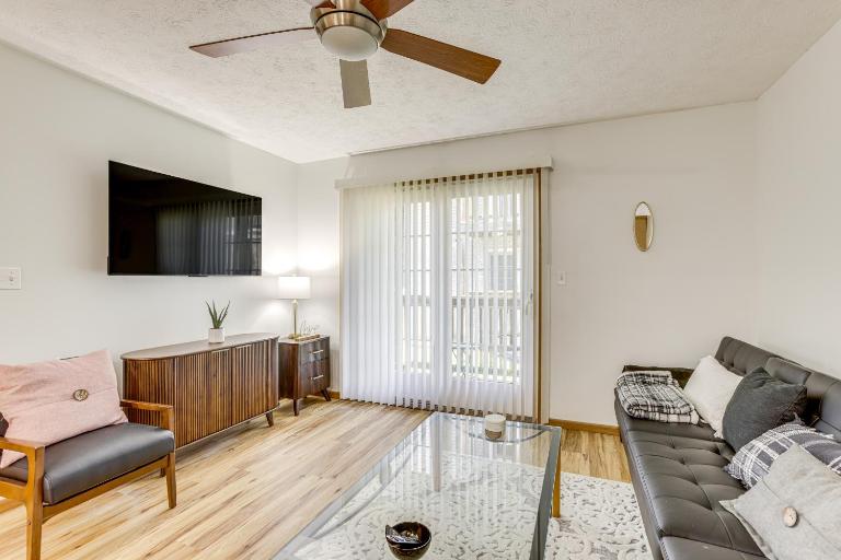 3 Mi to WVU: Condo w/ Deck in Morgantown - B&B Morgantown