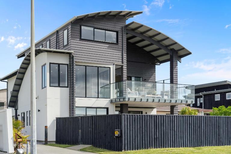 Beachfront Paradise - Papamoa Beach Holiday Home - Ferienwohnung Papamoa