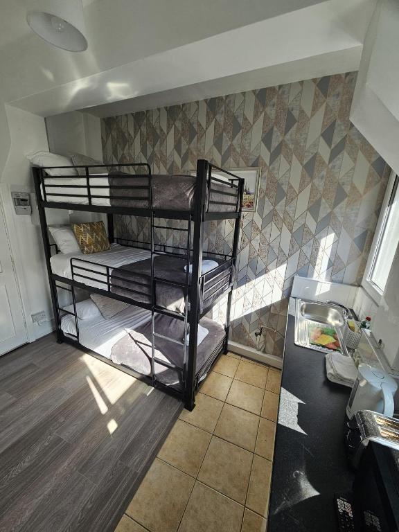 Snug Triple Bunk Studio Room - B&B Galway