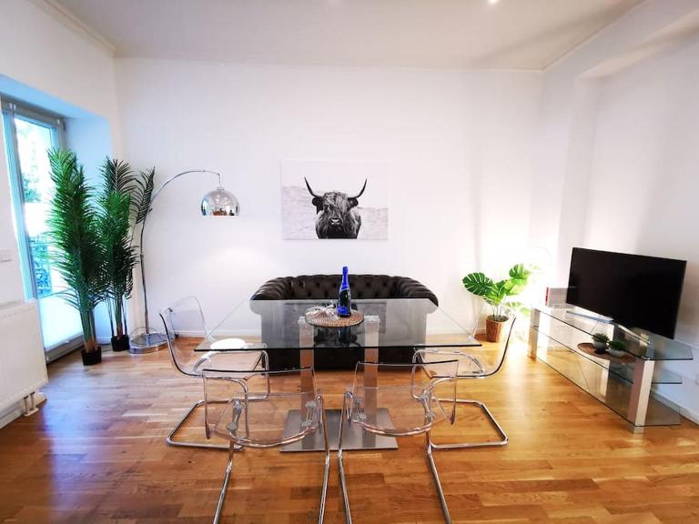 INVAL by ROCKCHAIR Apartments l SUPERHOST Status l 2 Bedrooms Boxspringbeds 2 Bathrooms in City Center "Mitte" - Cozy Maisonette Family & Business Flair welcomes you! - B&B Berlín