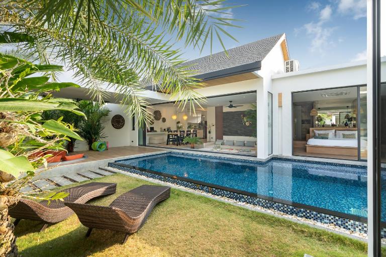Villa Kalliste Phuket - Lush Garden Escape - B&B Nakhon Phanom