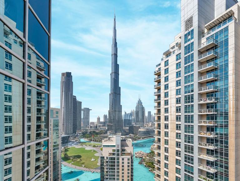 Skyline Serenity Holiday Home I Luxe 4 bedroom Apartment I Burj Khalifa & Fountain Views I Free Gym, Pool, Parking, Wi-Fi and PS5 - B&B Dubai