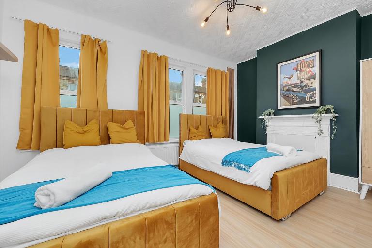 5 Bed Town-house by Harlington - Ferienwohnung London