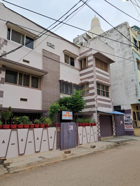 THE GUEST HOUSE - 1 Room AC for 4 Guests & 2 BHK AC for 4-10 Guests for Families & Friends - Ferienwohnung Hyderabad