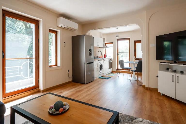 Sunny Balcony 2BR Apartment Top Center - B&B Filippopoli