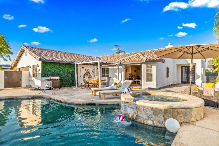Beautiful 4BR Retreat Pool & Gameroom - Chambres d'hôtes Bermuda Dunes