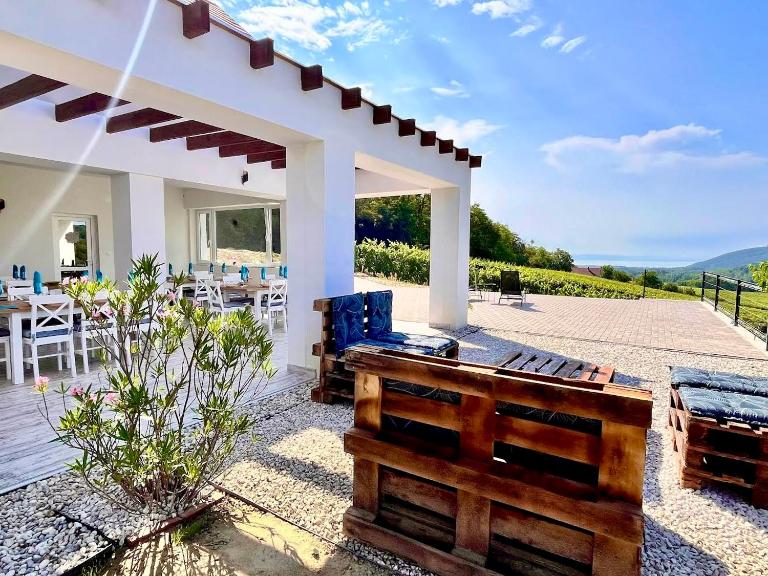 Antmann Bor Terasz Szállás - B&B Balatoncsicsó