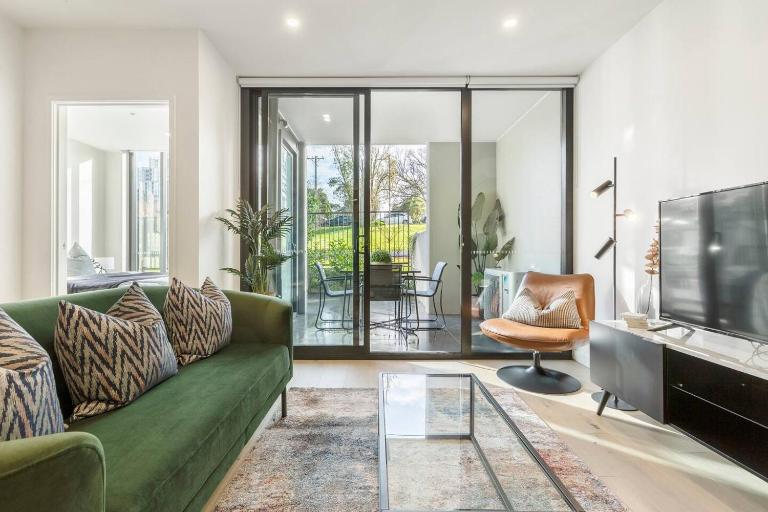Tranquil Apt Major Hospital Precinct w Parking - B&B Melbourne