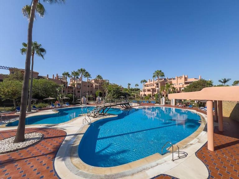 Lovely two bedroom apartment - B&B Estepona