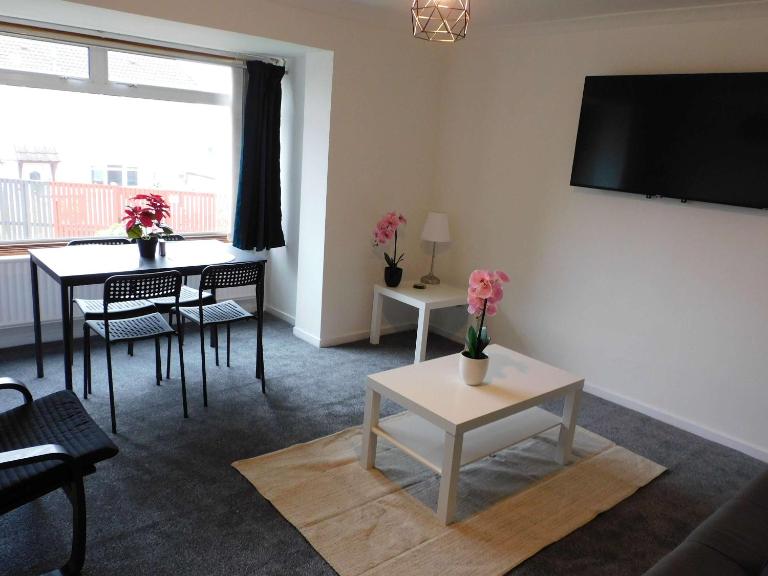 No 52 - Newly refurbished 3 bedroom home in East Kilbride - B&B East Kilbride