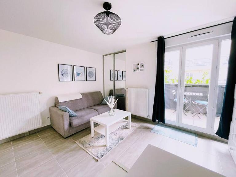 Cosy Studio Balcon Paris&Disney - B&B Noisy-le-Grand
