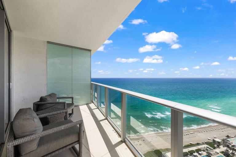 Seaside Splendor! Modern Condo with Ocean View - Ferienwohnung Hollywood
