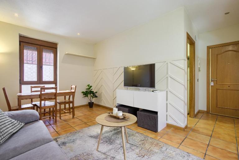 CASONA 44 - Apartamento para 2 con Wifi, AC y Patio Exterior - B&B Alcalá de Henares