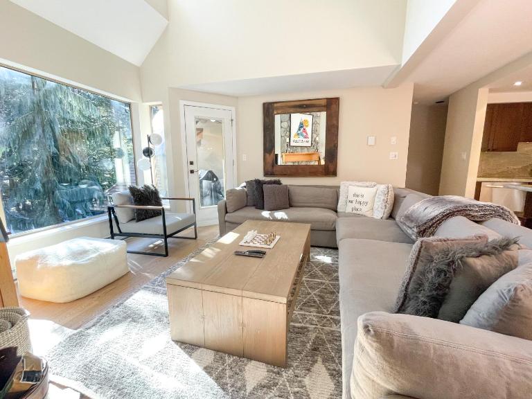 3BR in Gleneagle, Ski Storage, Wood Burning Fireplace, Free Shuttle - B&B Whistler